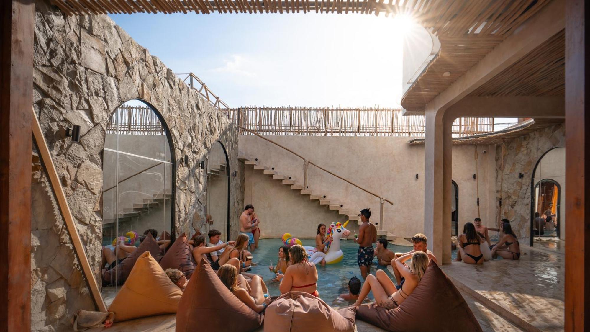 Atlas Gili Party Hostel Τζίλι Τραγουανγκάν Εξωτερικό φωτογραφία
